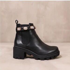 Steve Madden Black Ankle Boots with Chunky Heel